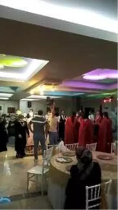 Kaçak kına gecesi baskınla sona erdi! 12 kişiye 42 bin TL ceza kesildi Kaçak kına gecesi baskınla sona erdi! 12 kişiye 42 bin TL ceza kesildi