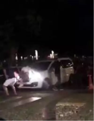Kavga anında otomobil çarpan arkadaşlarını umursamayıp, kavga etmeye devam ettiler Kavga anında otomobil çarpan arkadaşlarını umursamayıp, kavga etmeye devam ettiler