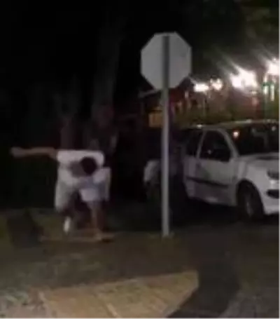 Kavga anında otomobil çarpan arkadaşlarını umursamayıp, kavga etmeye devam ettiler Kavga anında otomobil çarpan arkadaşlarını umursamayıp, kavga etmeye devam ettiler