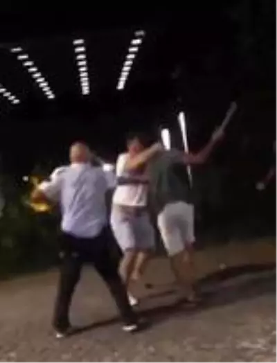 Kavga anında otomobil çarpan arkadaşlarını umursamayıp, kavga etmeye devam ettiler Kavga anında otomobil çarpan arkadaşlarını umursamayıp, kavga etmeye devam ettiler