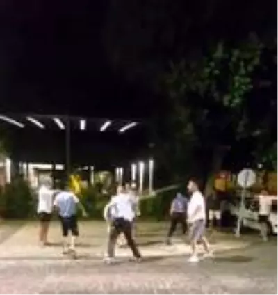 Kavga anında otomobil çarpan arkadaşlarını umursamayıp, kavga etmeye devam ettiler Kavga anında otomobil çarpan arkadaşlarını umursamayıp, kavga etmeye devam ettiler