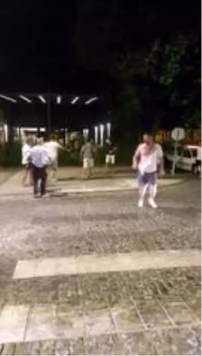 Kavga anında otomobil çarpan arkadaşlarını umursamayıp, kavga etmeye devam ettiler Kavga anında otomobil çarpan arkadaşlarını umursamayıp, kavga etmeye devam ettiler