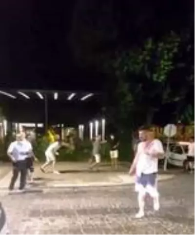 Kavga anında otomobil çarpan arkadaşlarını umursamayıp, kavga etmeye devam ettiler Kavga anında otomobil çarpan arkadaşlarını umursamayıp, kavga etmeye devam ettiler