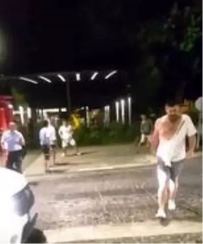 Kavga anında otomobil çarpan arkadaşlarını umursamayıp, kavga etmeye devam ettiler Kavga anında otomobil çarpan arkadaşlarını umursamayıp, kavga etmeye devam ettiler