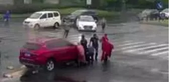 Nanjing: Kaza yapan yaşlı adamın imdadına çevredekiler koştu! Aracı kaldırarak kurtardılar Nanjing: Kaza yapan yaşlı adamın imdadına çevredekiler koştu! Aracı kaldırarak kurtardılar