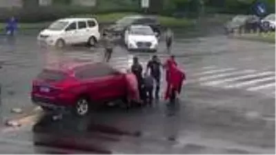 Kaza yapan yaşlı adamın imdadına çevredekiler koştu! Aracı kaldırarak kurtardılar Kaza yapan yaşlı adamın imdadına çevredekiler koştu! Aracı kaldırarak kurtardılar