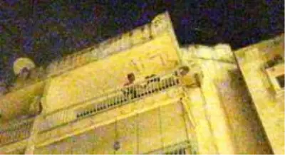Balkon demirlerine sıkışan kediyi kurtardı, bu kez de kendi mahsur kaldı Balkon demirlerine sıkışan kediyi kurtardı, bu kez de kendi mahsur kaldı
