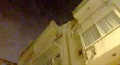 Balkon demirlerine sıkışan kediyi kurtardı, bu kez kendi mahsur kaldı Balkon demirlerine sıkışan kediyi kurtardı, bu kez kendi mahsur kaldı