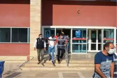 Kendilerini savcı ve polis gibi tanıtıp 1 milyon 500 bin TL'lik vurgun yapan şebeke çökertildi Kendilerini savcı ve polis gibi tanıtıp 1 milyon 500 bin TL'lik vurgun yapan şebeke çökertildi