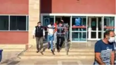 Kendilerini savcı ve polis gibi tanıtıp 1 milyon 500 bin TL'lik vurgun yapan şebeke çökertildi Kendilerini savcı ve polis gibi tanıtıp 1 milyon 500 bin TL'lik vurgun yapan şebeke çökertildi