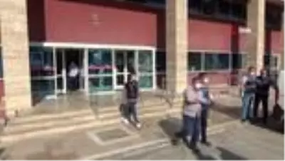 Kendilerini 'üst düzey devlet yetkilisi' olarak tanıttılar, 1 milyon 500 bin TL dolandırdılar Kendilerini 'üst düzey devlet yetkilisi' olarak tanıttılar, 1 milyon 500 bin TL dolandırdılar