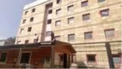 Korona testi pozitif çıkan kadın 4. kattan atladı, tenteye düşerek kurtuldu Korona testi pozitif çıkan kadın 4. kattan atladı, tenteye düşerek kurtuldu