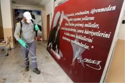 Küçükçekmece'de okullar eğitim öğretime hazırlanıyor Küçükçekmece'de okullar eğitim öğretime hazırlanıyor