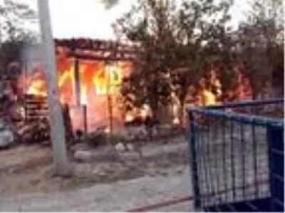 Kütahya'da ahşap 2 ev yandı Kütahya'da ahşap 2 ev yandı