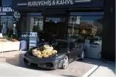Piyasa değeri 1,5 milyon TL olan lüks otomobilde ceviz sattılar Piyasa değeri 1,5 milyon TL olan lüks otomobilde ceviz sattılar