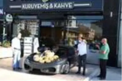Piyasa değeri 1,5 milyon TL olan lüks otomobilde ceviz sattılar Piyasa değeri 1,5 milyon TL olan lüks otomobilde ceviz sattılar
