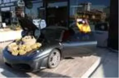 Piyasa değeri 1,5 milyon TL olan lüks otomobilde ceviz sattılar Piyasa değeri 1,5 milyon TL olan lüks otomobilde ceviz sattılar