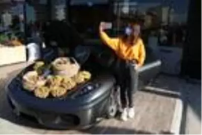 Piyasa değeri 1,5 milyon TL olan lüks otomobilde ceviz sattılar Piyasa değeri 1,5 milyon TL olan lüks otomobilde ceviz sattılar