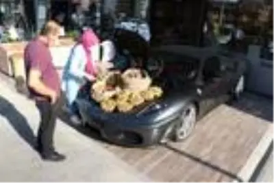 Piyasa değeri 1,5 milyon TL olan lüks otomobilde ceviz sattılar Piyasa değeri 1,5 milyon TL olan lüks otomobilde ceviz sattılar
