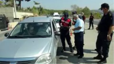 Manavgat Kaymakamı Yiğit'ten, kontrol noktasında Korona virüs denetimi Manavgat Kaymakamı Yiğit'ten, kontrol noktasında Korona virüs denetimi