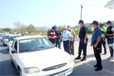 Manavgat Kaymakamı Yiğit'ten, kontrol noktasında Korona virüs denetimi Manavgat Kaymakamı Yiğit'ten, kontrol noktasında Korona virüs denetimi