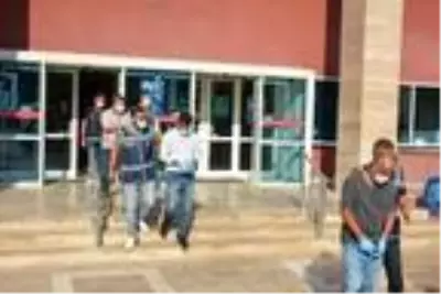 Manisa ve İstanbul'da telefon dolandırıcılarına operasyon: 5 tutuklama Manisa ve İstanbul'da telefon dolandırıcılarına operasyon: 5 tutuklama