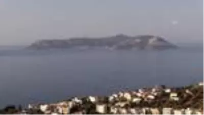 Meis Adası'ndaki insan hareketliliği Kaş'tan rahatça görülebiliyor Meis Adası'ndaki insan hareketliliği Kaş'tan rahatça görülebiliyor