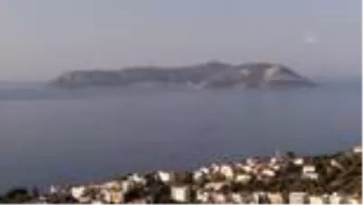 Meis Adası'ndaki insan hareketliliği Kaş'tan rahatça görülebiliyor Meis Adası'ndaki insan hareketliliği Kaş'tan rahatça görülebiliyor