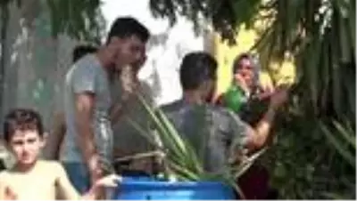 Ölen bebeğini denize bırakmak zorunda kalan göçmen anne: 'Bizleri Türk askerleri kurtardı' (2) -... Ölen bebeğini denize bırakmak zorunda kalan göçmen anne: 'Bizleri Türk askerleri kurtardı' (2) -...