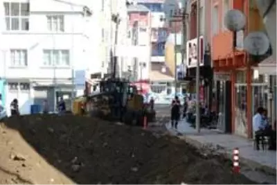 Oltu ilçe merkezindeki yollar asfaltlanıyor Oltu ilçe merkezindeki yollar asfaltlanıyor