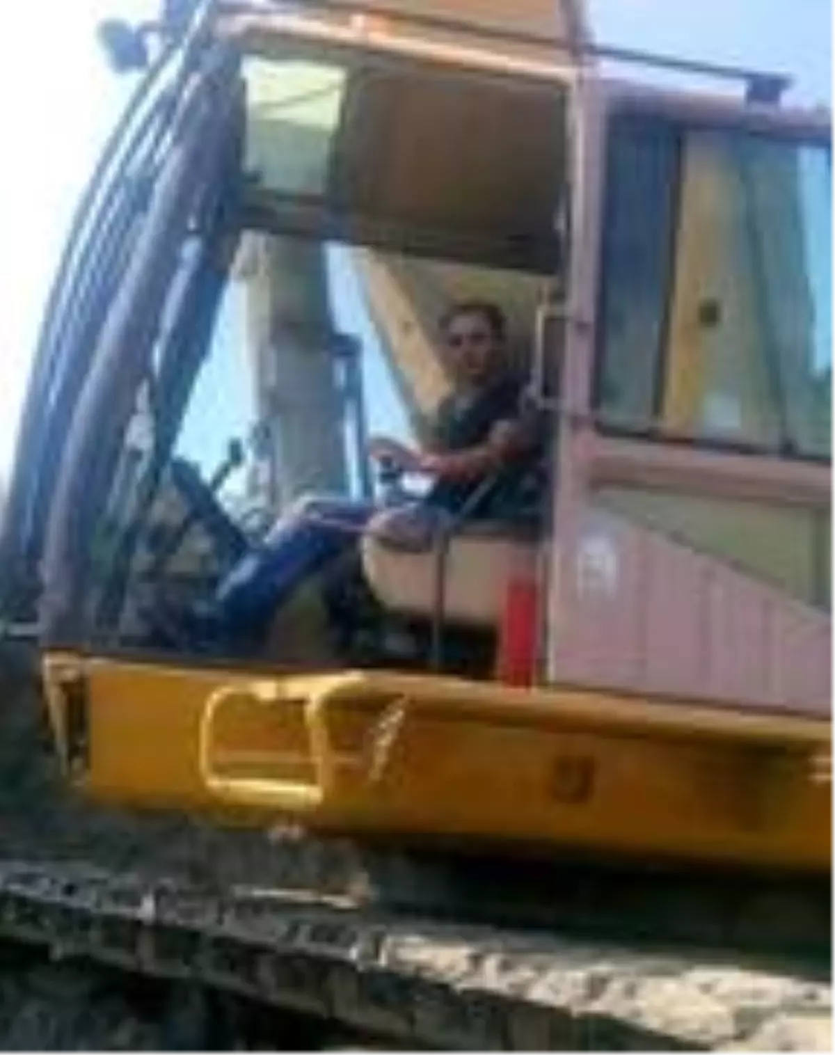 Operatör, devrilen iş makinesinin altında kalarak yaşamını yitirdi