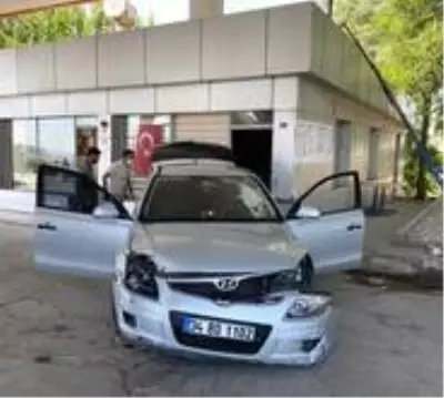 Otomobil akaryakıt istasyonuna daldı Otomobil akaryakıt istasyonuna daldı