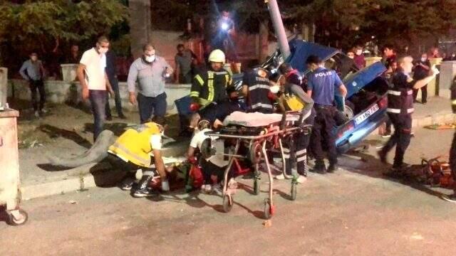 Otomobil önce yayaya sonra elektrik direğine çarptı: 1 ölü 2'si ağır 4 yaralı