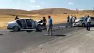 Otomobiller kafa kafaya çarpıştı: 4 yaralı Otomobiller kafa kafaya çarpıştı: 4 yaralı