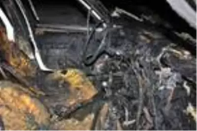 Park halindeki otomobil yanarak, kullanılamaz hale geldi Park halindeki otomobil yanarak, kullanılamaz hale geldi