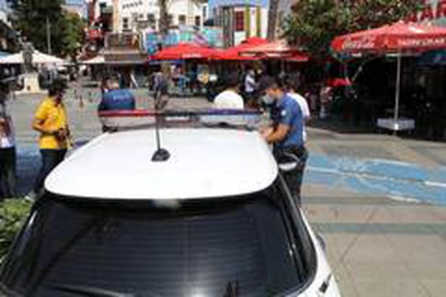 Maske takmadığı için kendisine ceza yazan polise tepki gösterdi: Bizi mi seçtiniz?