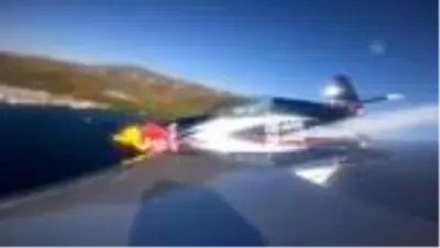 Red Bull pilotu Costa, gösteri uçuşu yaptı Red Bull pilotu Costa, gösteri uçuşu yaptı