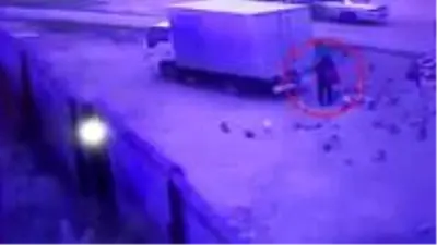 Rusya'da geri geri gelen kamyon güvercinleri besleyen adamın üzerinden geçti Rusya'da geri geri gelen kamyon güvercinleri besleyen adamın üzerinden geçti