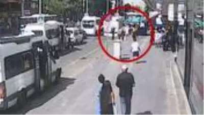 Saatine taktırdığı kordonu beğenmeyince, saatçiyi bıçakla kovaladı Saatine taktırdığı kordonu beğenmeyince, saatçiyi bıçakla kovaladı