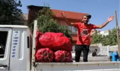 Şarkı söyleyerek sokak sokak salçalık biber satıyor Şarkı söyleyerek sokak sokak salçalık biber satıyor