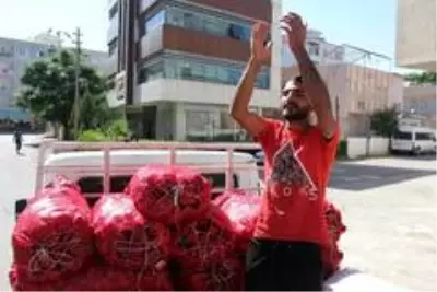 Şarkı söyleyerek sokak sokak salçalık biber satıyor Şarkı söyleyerek sokak sokak salçalık biber satıyor
