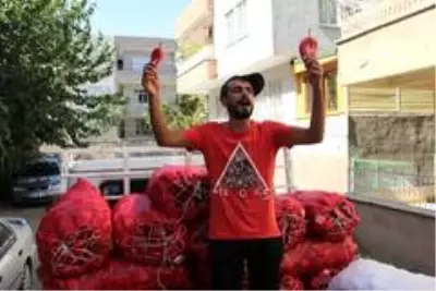 Şarkı söyleyerek sokak sokak salçalık biber satıyor Şarkı söyleyerek sokak sokak salçalık biber satıyor