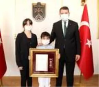 Şehit polisin madalyasını 9 yaşındaki oğlu Yusuf aldı Şehit polisin madalyasını 9 yaşındaki oğlu Yusuf aldı