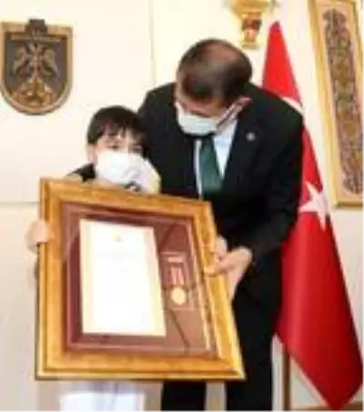 Şehit polisin madalyasını 9 yaşındaki oğlu Yusuf aldı Şehit polisin madalyasını 9 yaşındaki oğlu Yusuf aldı