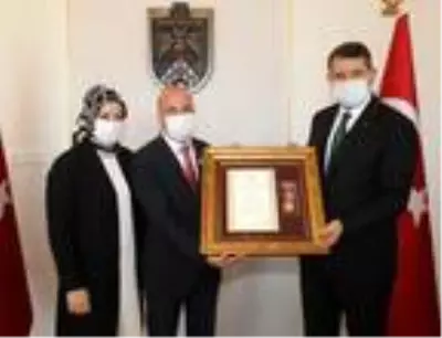 Şehit polisin madalyasını 9 yaşındaki oğlu Yusuf aldı Şehit polisin madalyasını 9 yaşındaki oğlu Yusuf aldı