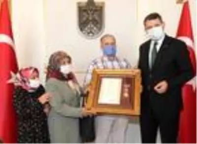 Şehit polisin madalyasını 9 yaşındaki oğlu Yusuf aldı Şehit polisin madalyasını 9 yaşındaki oğlu Yusuf aldı
