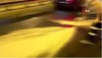 Seyir halindeki otomobilin benzin deposu yola boşaldı Seyir halindeki otomobilin benzin deposu yola boşaldı