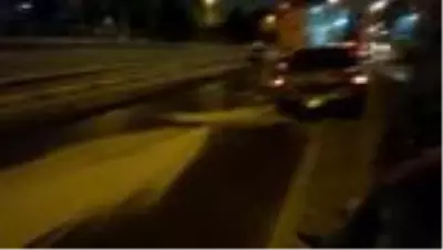 Seyir halindeki otomobilin benzin deposu yola boşaldı Seyir halindeki otomobilin benzin deposu yola boşaldı