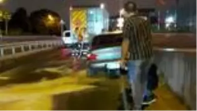 Seyir halindeki otomobilin benzin deposu yola boşaldı Seyir halindeki otomobilin benzin deposu yola boşaldı