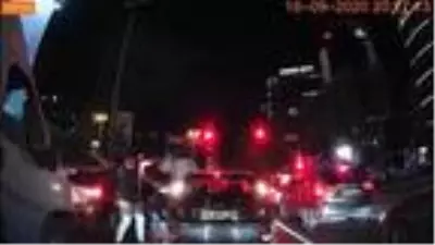 Öfkeli sürücü kırmızı ışıkta mendil satan kişiyi darp etti, o anlar kameraya yansıdı Öfkeli sürücü kırmızı ışıkta mendil satan kişiyi darp etti, o anlar kameraya yansıdı